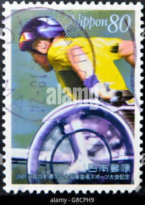 Japon - circa 2001 : timbre imprimé au Japon dédié au Festival national des sports pour personnes handicapées, spectacles wheelchai Banque D'Images