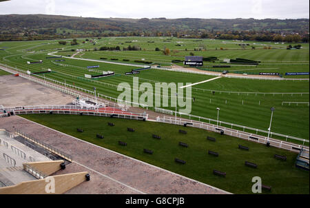 Courses hippiques - The Showcase - Premier jour - Hippodrome de Cheltenham.Vue générale sur le parcours depuis le balcon de la tribune de la princesse Royale à l'hippodrome de Cheltenham Banque D'Images