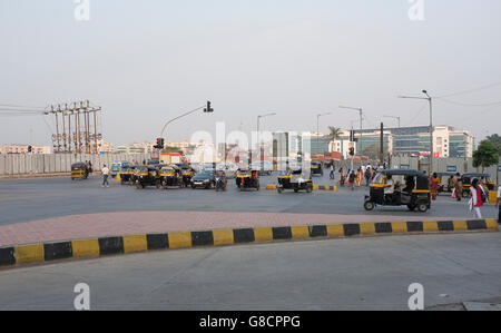 Une intersection achalandée à Bandra Kurla Complex (bkc) scènes de rue Mumbai, Inde Banque D'Images