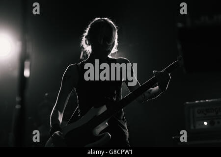 Julia Ruzicka, bassiste pour l'avenir de la gauche, à l'Electric Ballroom de Londres. 21 avril 2016. Banque D'Images