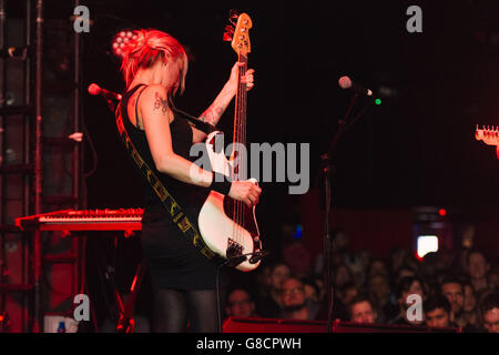 Julia Ruzicka, bassiste pour l'avenir de la gauche, à l'Electric Ballroom de Londres. 21 avril 2016. Banque D'Images