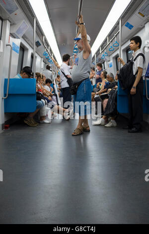 RIO DE JANEIRO - le 24 mars 2016 : Les Brésiliens conduire une voiture relativement vide dans le métro. Banque D'Images