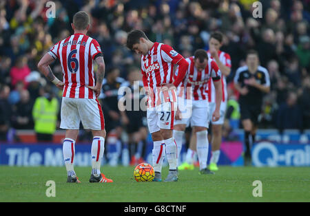 Les joueurs de Stoke City se préparent à démarrer après avoir été 0-2 contre Watford lors du match de la Barclays Premier League au Britannia Stadium, Stoke. APPUYEZ SUR ASSOCIATION photo. Date de la photo: Samedi 24 octobre 2015. Voir PA Story FOOTBALL Stoke. Le crédit photo devrait se lire comme suit : Dave Thompson/PA Wire. Banque D'Images