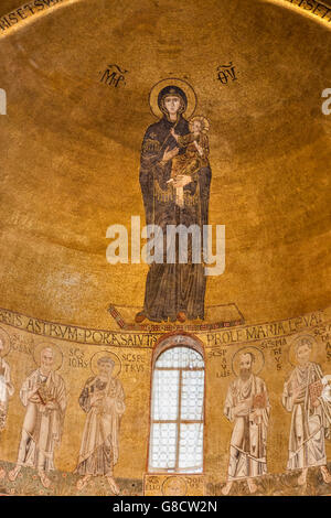 Cattedrale di Santa Maria Assunta, Torcello, Venise, Italie : la belle mosaïque byzantine de la Madonna col bambino Banque D'Images