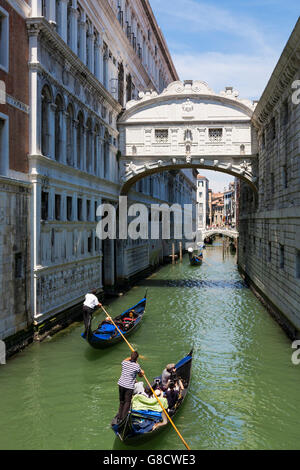 Le Pont des Soupirs (Ponte dei Sospiri) sur le rio di Palazzo della Paglia, Venise, Italie Banque D'Images