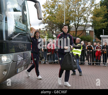 George Boyd de Burnley (à gauche) et Michael Keane arrivent à Molineux. Banque D'Images