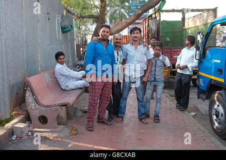 Les chauffeurs de camions de poser pour un portrait dans Bandra Kurla Complex, Mumbai, Inde Banque D'Images