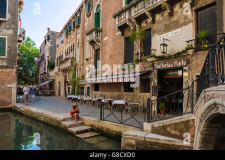 Calle Larga, San Marco, Venise, Italie : la Trattoria al Ponte par le Rio del Megio Banque D'Images