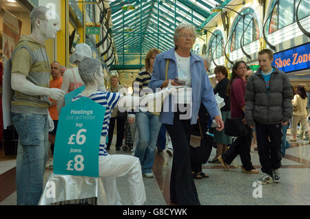 Théâtre de rue promotionnel. Centre commercial Priory Meadow, Hastings, Angleterre. ROYAUME-UNI. Europe Banque D'Images