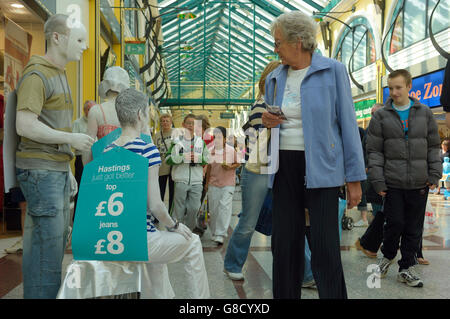 Articles promotionnels du théâtre de rue. Hastings, Angleterre. UK. L'Europe Banque D'Images