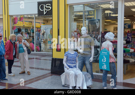 Les artistes de rue au Prieuré Meadow shopping centre, Hastings. Le Sussex. L'Angleterre. UK Banque D'Images