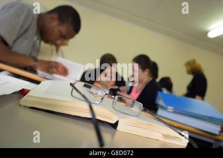 6e révision les élèves pour leurs examens de la littérature anglaise. L'Angleterre. UK Banque D'Images