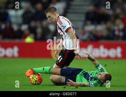 Duncan Watmore de Sunderland (à gauche) est défié par Jordy Clasie de Southampton lors du match de la Barclays Premier League au stade de Light, Sunderland. Banque D'Images