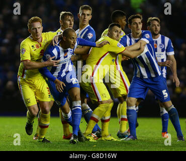 Bobby Zamora (deuxième à gauche) de Brighton et Hove Albion est défié par Dean Lewington (à gauche) de Milton Keynes lors du match du championnat Sky Bet au stade Amex de Brighton. Banque D'Images