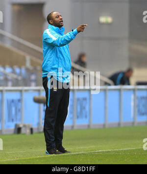 Patrick Vieira, entraîneur de Manchester City, se présente sur la ligne de contact contre Séville. Banque D'Images