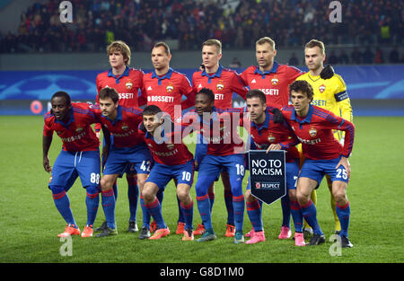 (G-D) Groupe d'équipe CSKA Moscou.Première rangée : Seydou Doumbia, Georgy Shchennikov, Alan Dzagoev, Ahmed Musa, Zoran Tosic et Roman Eremenko.Rangée arrière : Mario Fernandes, Sergey Ignashevitch, Pontus Wernbloom, Vasily Berezutskiy et Igor Akinfeev. Banque D'Images