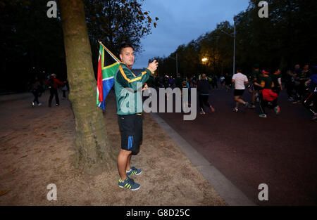 Rugby Union - équipe gagnante de la coupe du monde de l'Afrique du Sud 1995 - Jog the Memory Run - Trafalgar Square.Les fans d'Afrique du Sud pendant le Jog the Memory, course de trois kilomètres de Trafalgar Square, Londres. Banque D'Images