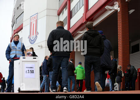 Les fans de Stoke City arrivent au sol pour le match de la Barclays Premier League au Britannia Stadium, Stoke. Banque D'Images