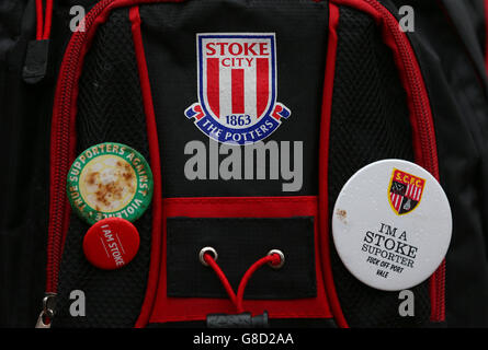 Les fans de Stoke City arrivent au sol pour le match de la Barclays Premier League au Britannia Stadium, Stoke. Football - Barclays Premier League - Stoke City / Watford - Britannia Stadium Banque D'Images