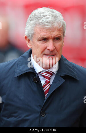 Mark Hughes, directeur de la ville de Stoke, lors du match de la Barclays Premier League au Britannia Stadium, Stoke. Banque D'Images