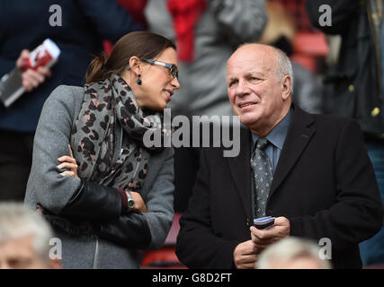 Charlton Athletic CEO Katrien Meire (à gauche) avec le président du FA, Greg Dyke Banque D'Images