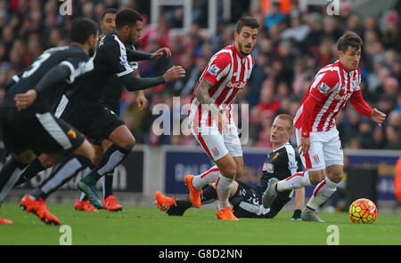 Bojan Krkic, de la ville de Stoke, court depuis la défense de Watford pendant le match de la Barclays Premier League au Britannia Stadium, Stoke. Banque D'Images