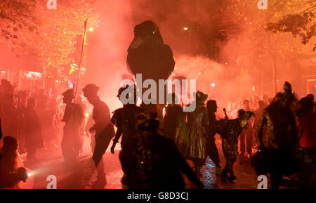 Les artistes du groupe Macnas se déambulant dans les rues de Dublin dans le cadre du festival Bram Stoker de la ville. Banque D'Images