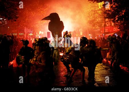 Les artistes du groupe Macnas se déambulant dans les rues de Dublin dans le cadre du festival Bram Stoker de la ville. Banque D'Images