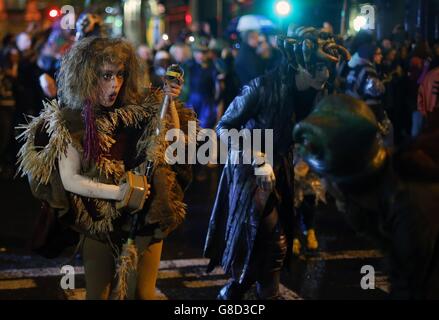 Les artistes du groupe Macnas se déambulant dans les rues de Dublin dans le cadre du festival Bram Stoker de la ville. Banque D'Images