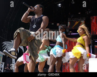 T4 sur la plage - Weston-Supermare.Bobby Valentino se produit sur scène. Banque D'Images