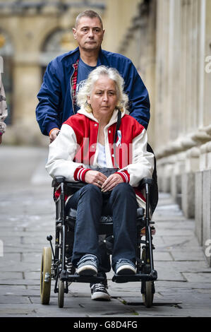 La belle-mère de Becky Watts et la mère de Nathan Matthews, Anjie Galsworthy, est poussée dans son fauteuil roulant par le père de Becky Watts, Darren Galsworthy, alors qu'ils arrivent au tribunal de la Couronne de Bristol le premier jour de l'affaire de défense Nathan Matthews dans le procès de meurtre. Banque D'Images