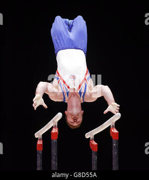 Daniel Purvis, en Grande-Bretagne, est en compétition sur les barres parallèles au cours du sixième jour des Championnats du monde de gymnastique 2015 au SSE Hydro, à Glasgow. APPUYEZ SUR ASSOCIATION photo. Date de la photo: Mercredi 28 octobre 2015. Le crédit photo devrait se lire comme suit : Danny Lawson/PA Wire. RESTRICTIONS: . Strictement aucune utilisation ou association commerciale sans l'autorisation préalable de gymnaste ou de leur agent. Aucune séquence d'images ne dépasse 5 images par seconde. Appelez le +44 (0)1158 447447 pour plus d'informations. Banque D'Images