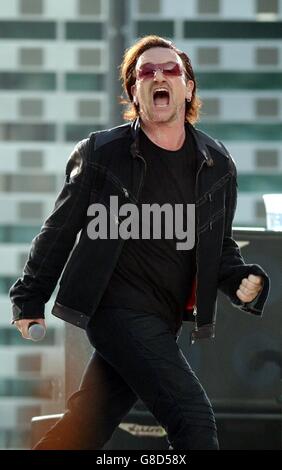 Concert U2, stade de Twickenham. Bono du groupe de rock irlandais U2 se produit sur scène. Banque D'Images