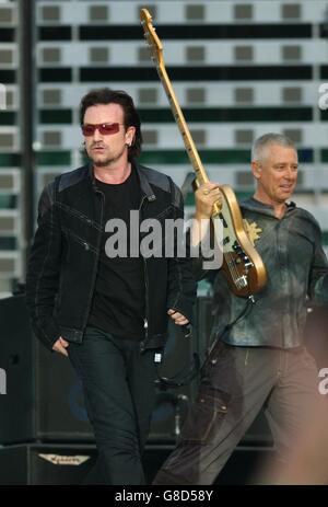 Concert U2, stade de Twickenham. Bono du groupe de rock irlandais U2 se produit sur scène. Banque D'Images
