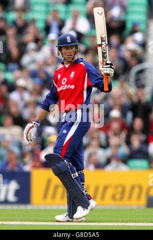 Cricket - la série triangulaire internationale de NatWest - Angleterre / Bangladesh - le Brit Oval. Le Marcus Trescothick d'Angleterre célèbre son siècle Banque D'Images