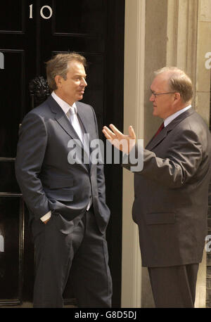Le Premier ministre britannique Tony Blair avec le Premier ministre suédois Goran Persson à la suite d'un petit-déjeuner de réunion sur les négociations de l'UE infructueuses lors de la réunion au sommet de la semaine dernière à Bruxelles. Banque D'Images