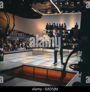 Le chanteur gallois Tom Jones chantant sur scène aux studios ATV (télévision associée) à Elstree, Londres, pendant les répétitions de son spectacle. Banque D'Images