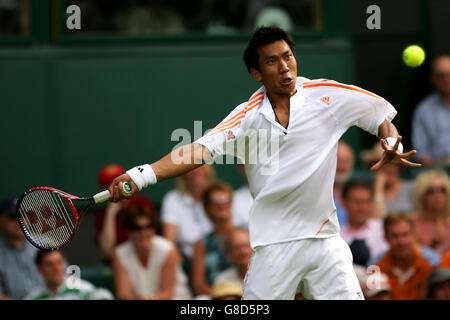 Tennis - Wimbledon Championships 2005 - première manche pour hommes - Marat Safinin / Paradorn Srichapan - All England Club.Le Paradorn de Thaïlande, le Srichaphan en action Banque D'Images