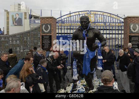 Les amateurs de deuil doivent rendre hommage à la statue de Dixie Dean avant le service funéraire de Howard Kendall à Goodison Park, à Liverpool. Banque D'Images