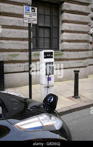 La Nissan LEAF voiture électrique d'être rechargé dans le centre-ville de Birmingham, Royaume-Uni. Banque D'Images