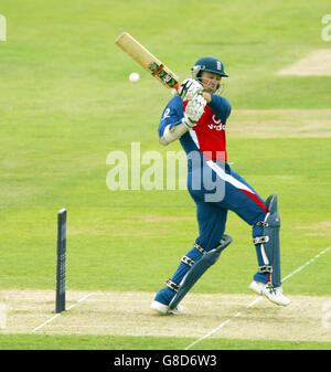 Cricket - série triangulaire internationale NatWest - Angleterre / Bangladesh - Trent Bridge. Le Marcus Trescothick d'Angleterre sort Banque D'Images