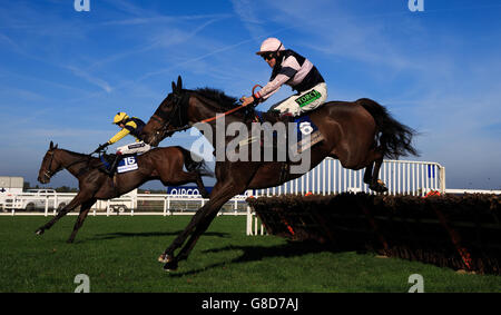 MasterPlan, monté par Aidan Coleman (à gauche), saute le dernier sur le chemin pour remporter l'obstacle Handicap de Gardiner & Theobald novices devant Singlefarmpayement monté par Robert Dunne, lors du Halloween Raceday à l'hippodrome d'Ascot, Berkshire. APPUYEZ SUR ASSOCIATION photo. Date de la photo: Samedi 31 octobre 2015. Voir PA Story RACING Ascot. Le crédit photo devrait se lire comme suit : John Walton/PA Wire. Banque D'Images