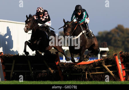 Altior, criblé de Nico de Boinville (à droite), saute le dernier sur la voie de la victoire des novices du club de Colts & Fillies lors du Halloween Raceday à l'hippodrome d'Ascot, dans le Berkshire. APPUYEZ SUR ASSOCIATION photo. Date de la photo: Samedi 31 octobre 2015. Voir PA Story RACING Ascot. Le crédit photo devrait se lire comme suit : John Walton/PA Wire. Banque D'Images