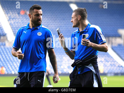 Jamie Vardy, de Leicester City (à droite), parle à Marcin Wasilewski avant le match de la Barclays Premier League aux Hawthorns, West Bromwich. Banque D'Images