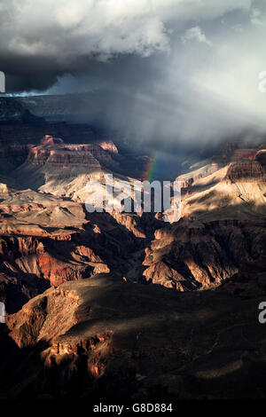 Une tempête passe sur Bright Angel Canyon Grand Canyon laissant un arc-en-ciel. De l'Arizona. Banque D'Images