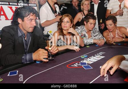 (De gauche à droite) Jean Christophe Novelli, Nikki Sanderson, Danny Young et Amanda Mealing jouent une partie de poker. Banque D'Images