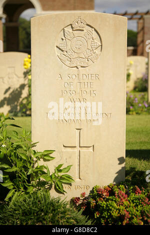 Pierre tombale d'inconnu seconde guerre mondiale soldat allié de la Border Regiment, le cimetière de guerre d'Anzio, en Italie. Banque D'Images