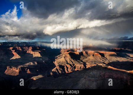 Une tempête passe sur le Grand Canyon, Arizona Banque D'Images