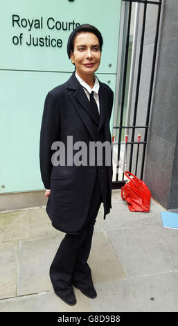 Janan Harb devant la High court de Londres, où elle a gagné sa réclamation pour un paiement de plusieurs millions de livres pour honorer une promesse qu'elle serait prise en charge "pour le reste de ma vie", après qu'elle ait dit qu'elle était la "femme séchée" du regretté roi Fahd d'Arabie Saoudite. Banque D'Images