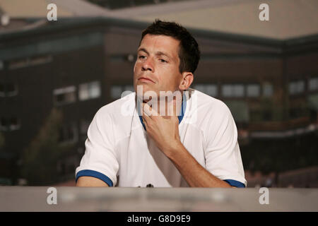 Tennis - Wimbledon Championships 2005 - deuxième tour pour hommes - Tim Henman v Dmitry Tursunov - All England Club.Tim Henman de Grande-Bretagne lors d'une conférence de presse après avoir perdu contre Dmitry Tursunov de Russie. Banque D'Images